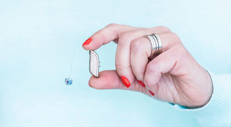 ¿Cómo funcionan los audífonos?