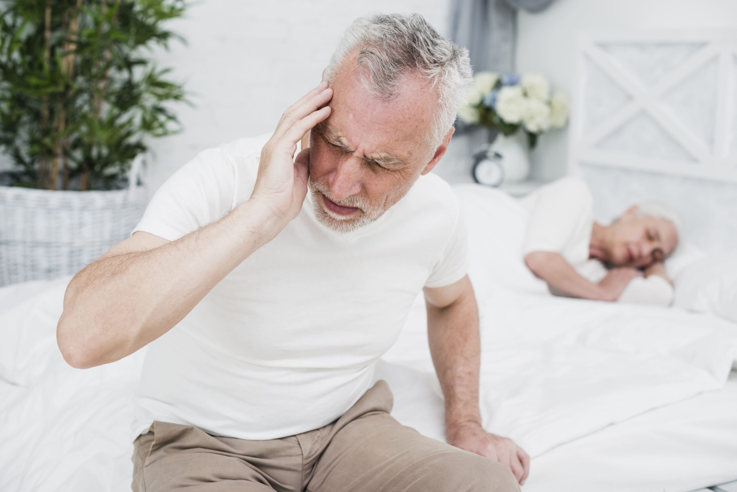 hombre mayor hiperacusia dolor de cabeza