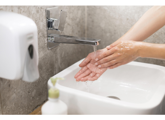 limpiar audífonos con agua y alcohol