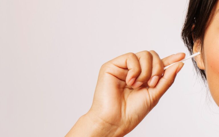 Cómo limpiar nuestros oídos de manera correcta