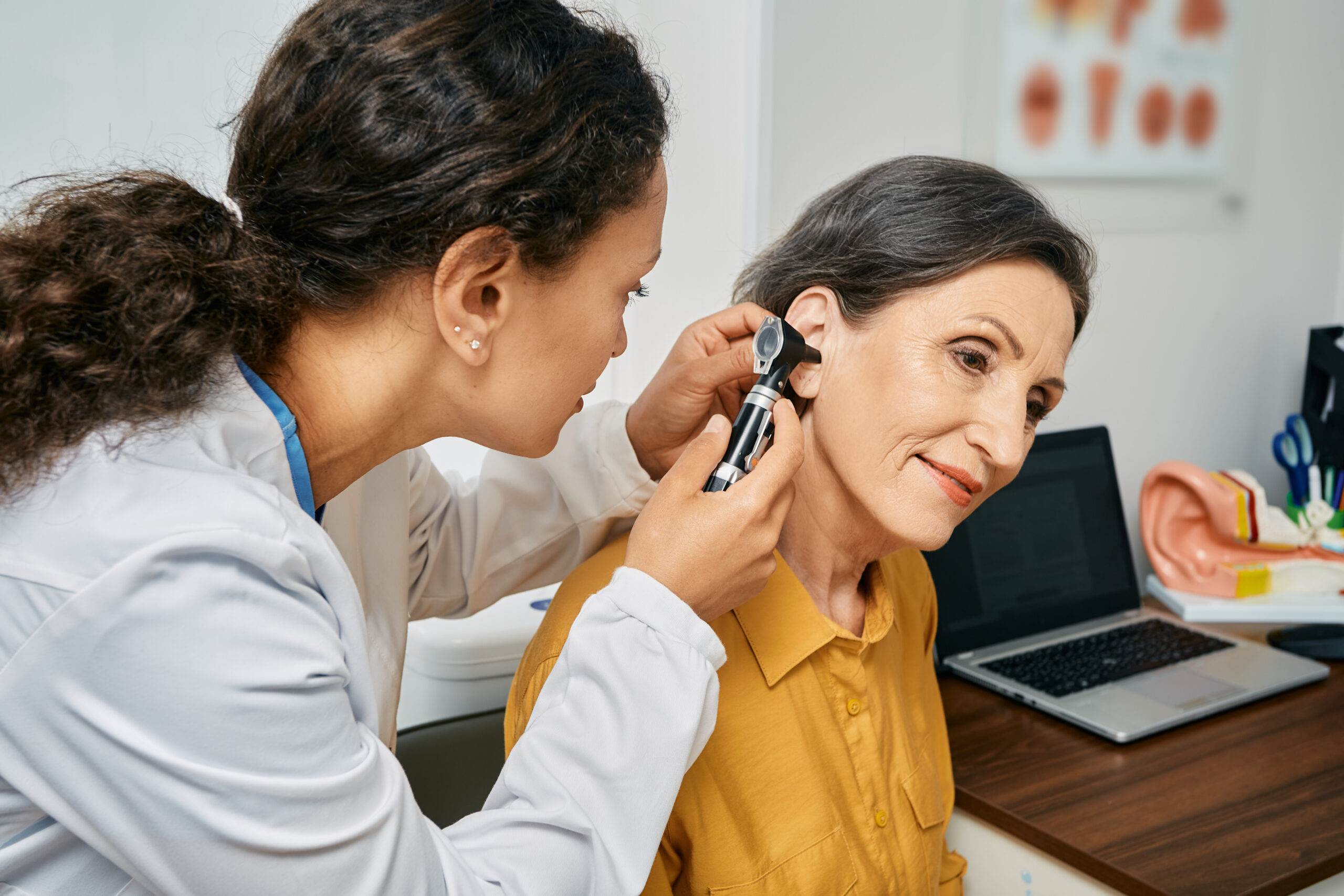 Cómo limpiar un audífono a fondo: aprende paso a paso