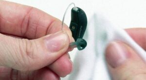 Cómo limpiar y mantener tus audífonos: guía completa paso a paso